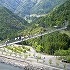 十津川の深い渓谷を渡る谷瀬の吊り橋の画像