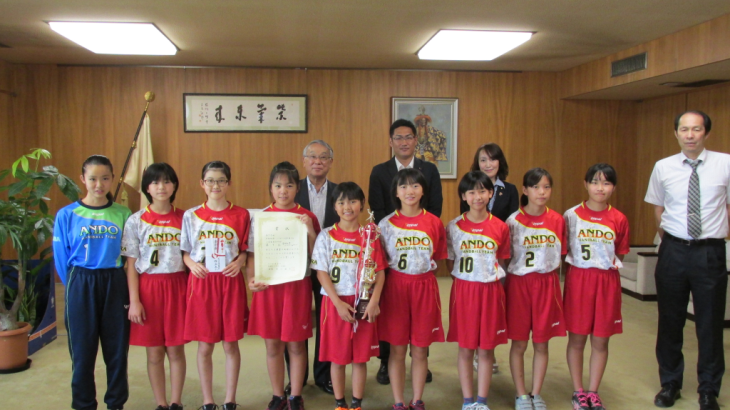 粒谷議長と選手達