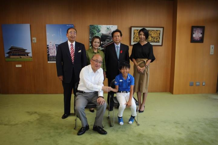 知事と石口選手