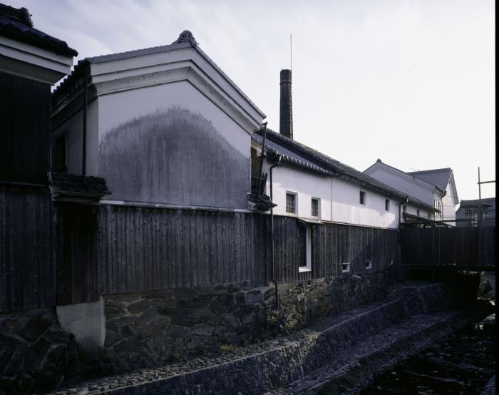 西川沿いに建ち並ぶ土蔵群(北東から)