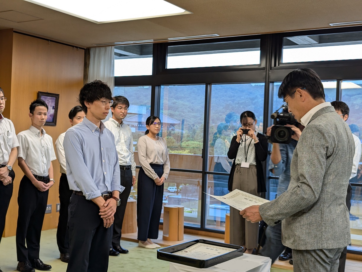 賞状を渡す山下知事