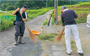 背丈ほども伸びるという路肩の雑草を清掃