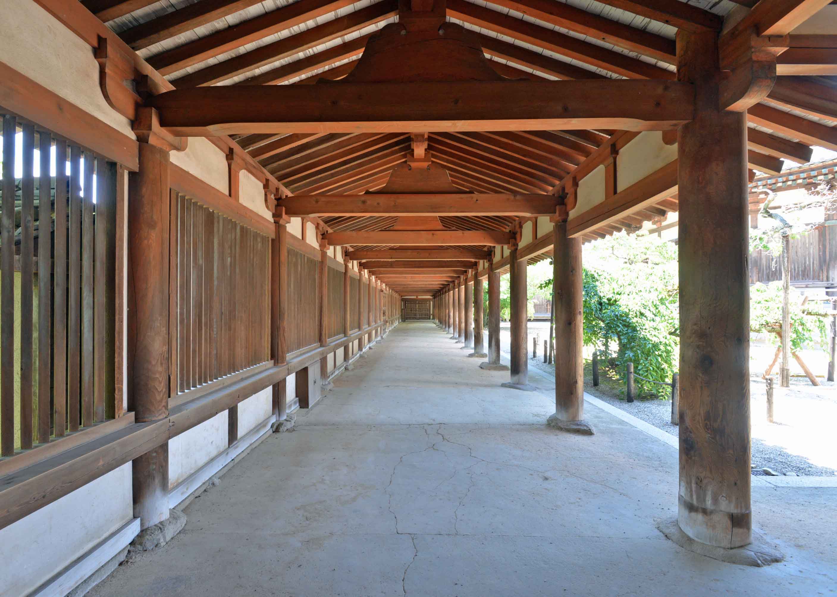 東院廻廊内部