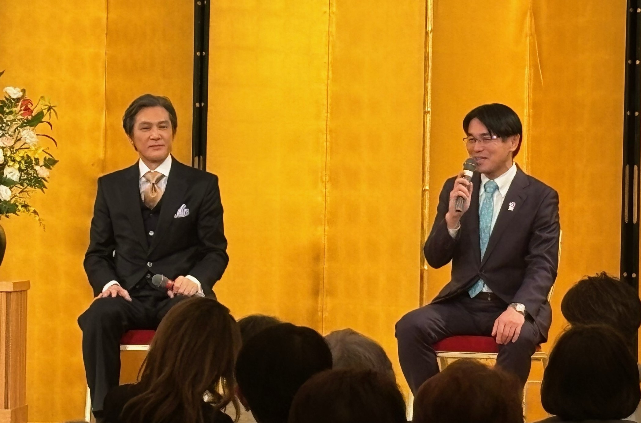 知事と加藤氏