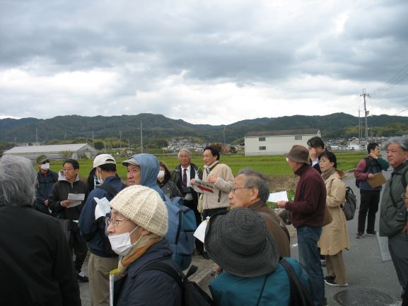 国道沿いで藤井係長が訪問地の解説