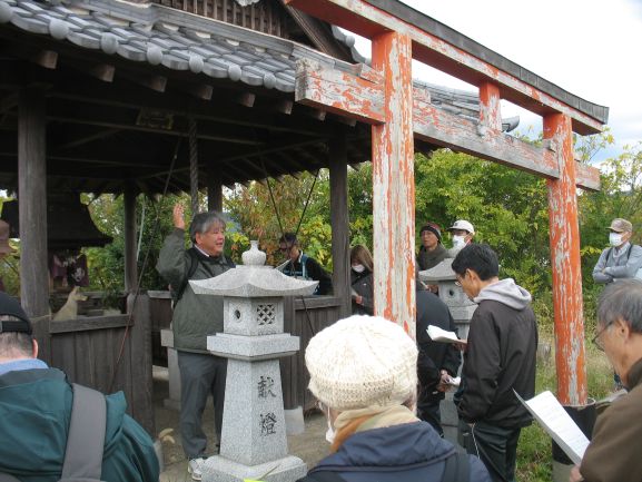 古墳の上で柴田所長が訪問地の解説