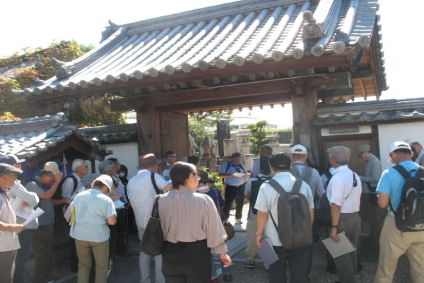 寺の門前で解説