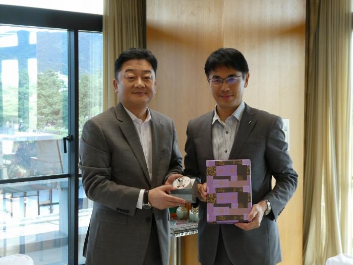 大阪大韓民国総領事表敬訪問写真2