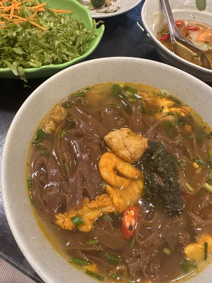 バイン・ダー・クア（カニ入り米麺スープ）