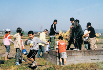 ノガミサン（蛇）を塚に納める
