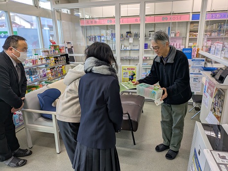 シトラスリボンを手渡す様子