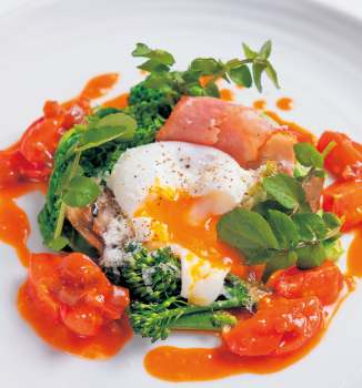 ポーチドエッグと温かいサラダ